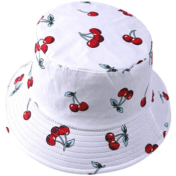Sombrero blanco aesthetic con estampado de cerezas